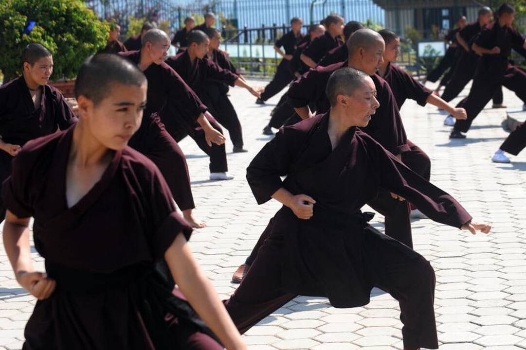 Nepalo vienuolės praktikuoja  kung fu   