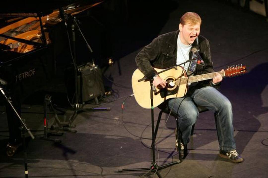 V.Kernagio vardo gitara teko A.Kulikauskui
