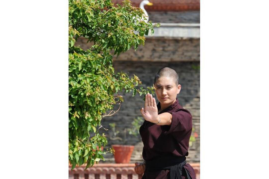 Nepalo vienuolės praktikuoja  kung fu   