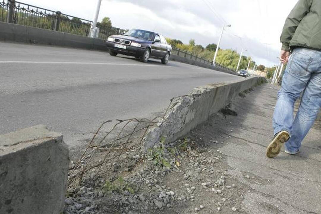 Panemunės tiltas griūva pats, irti jam padeda ir vairuotojai (papildyta)