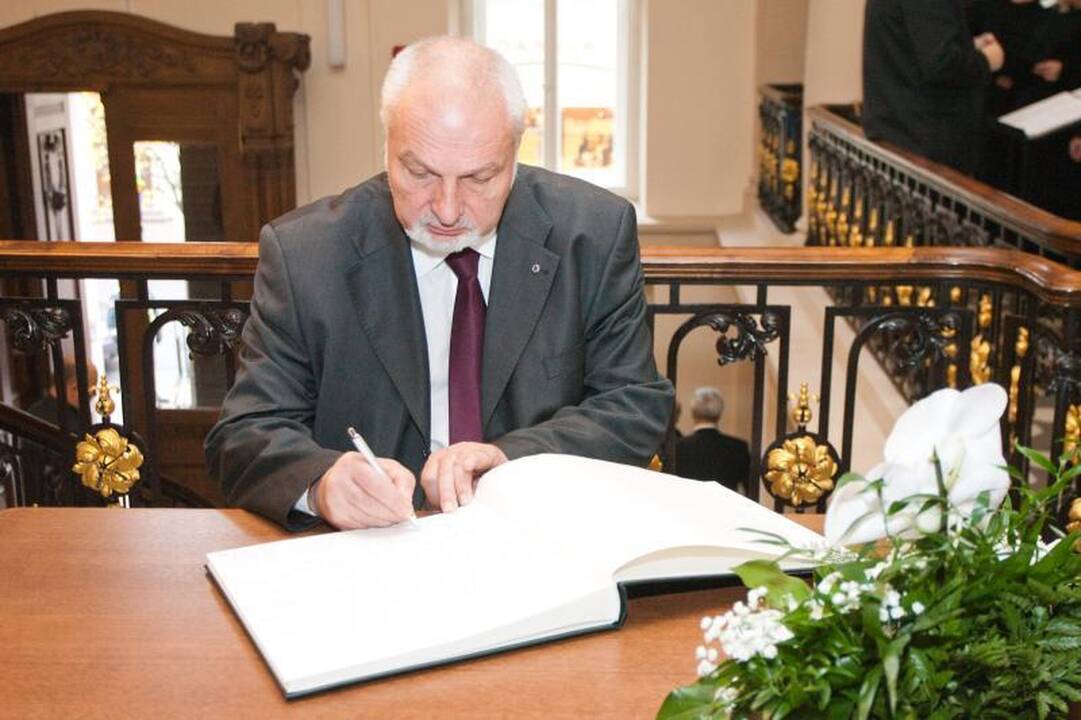 Su B.Lubiu atsisveikina politikai ir visuomenės veikėjai