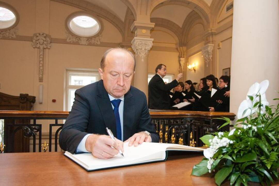 Su B.Lubiu atsisveikina politikai ir visuomenės veikėjai