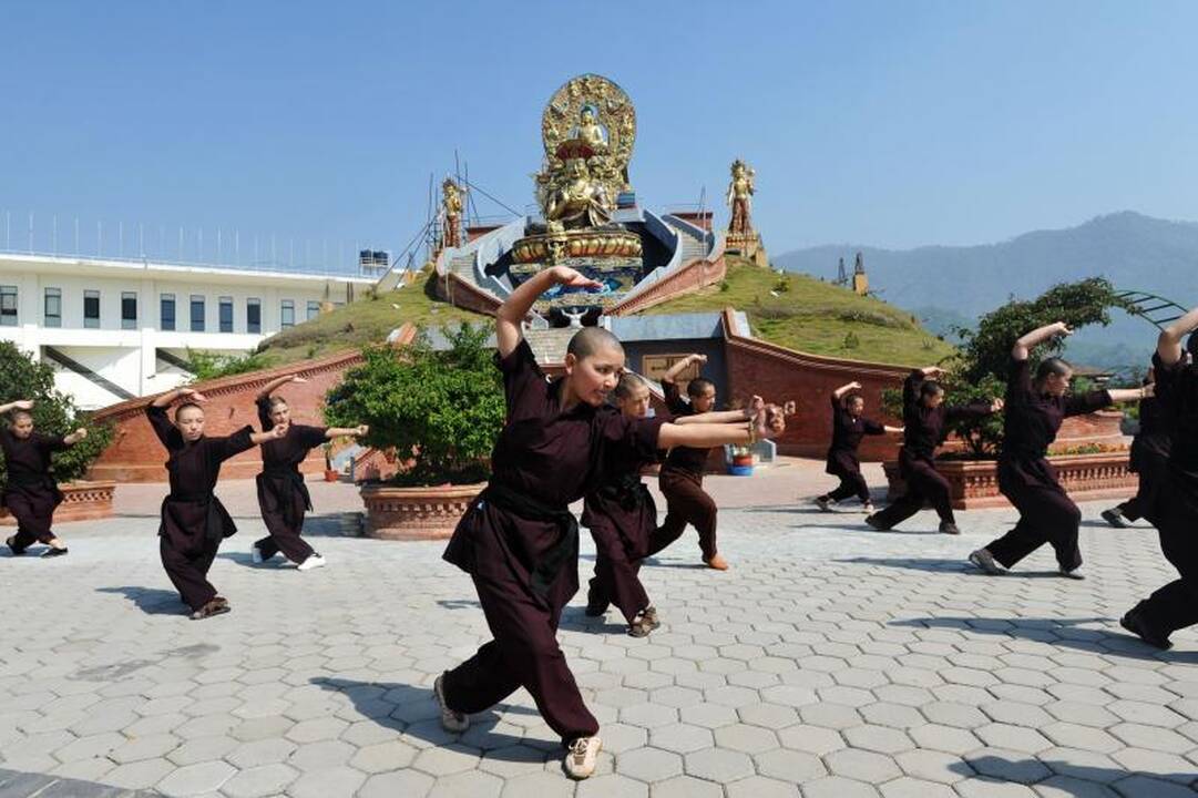 Nepalo vienuolės praktikuoja  kung fu   