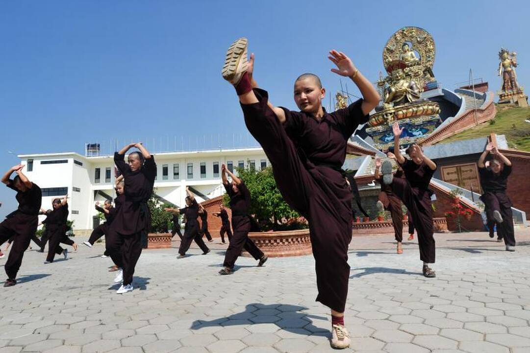 Nepalo vienuolės praktikuoja  kung fu   