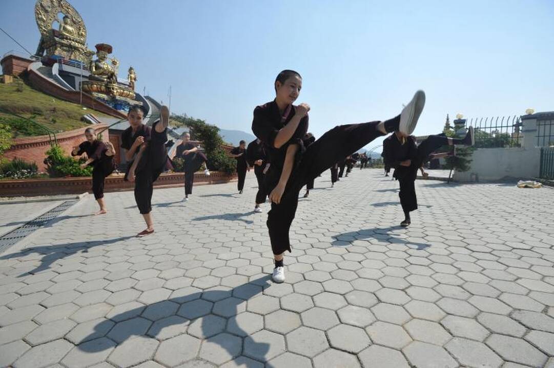 Nepalo vienuolės praktikuoja  kung fu   