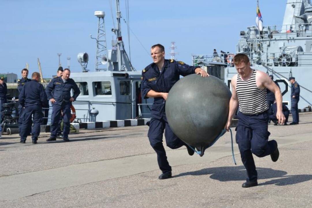 Jūrinės praktikos rungčių varžybose savo jėgas bandė kariai  