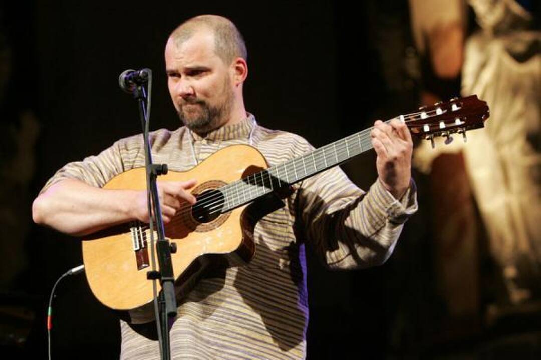 V.Kernagio vardo gitara teko A.Kulikauskui