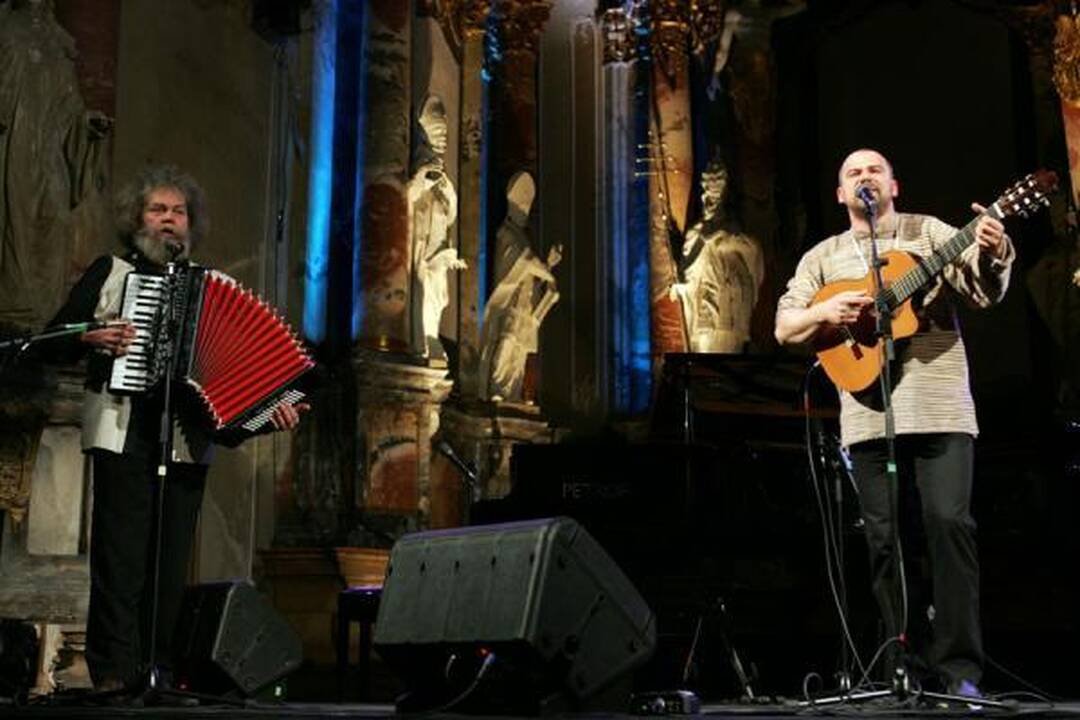 V.Kernagio vardo gitara teko A.Kulikauskui