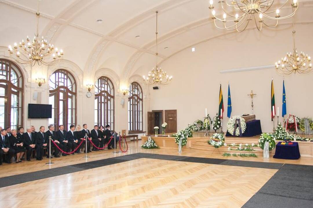 Su B.Lubiu atsisveikina politikai ir visuomenės veikėjai