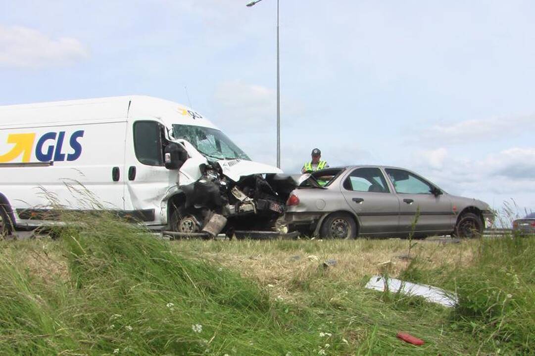 Netoli Klaipėdos automobilis nutrenkė nėščią moterį (papildyta)