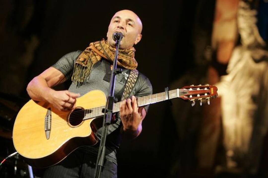 V.Kernagio vardo gitara teko A.Kulikauskui