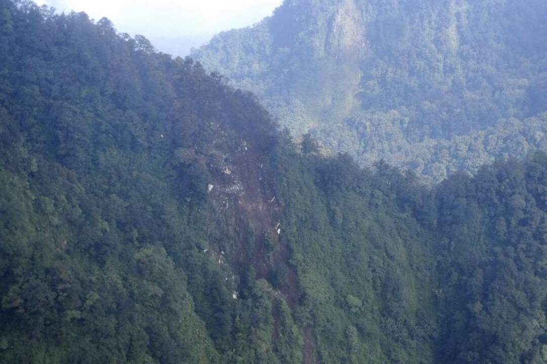 Indonezijoje sudužus lėktuvui likusių gyvų žmonių kol kas nerasta