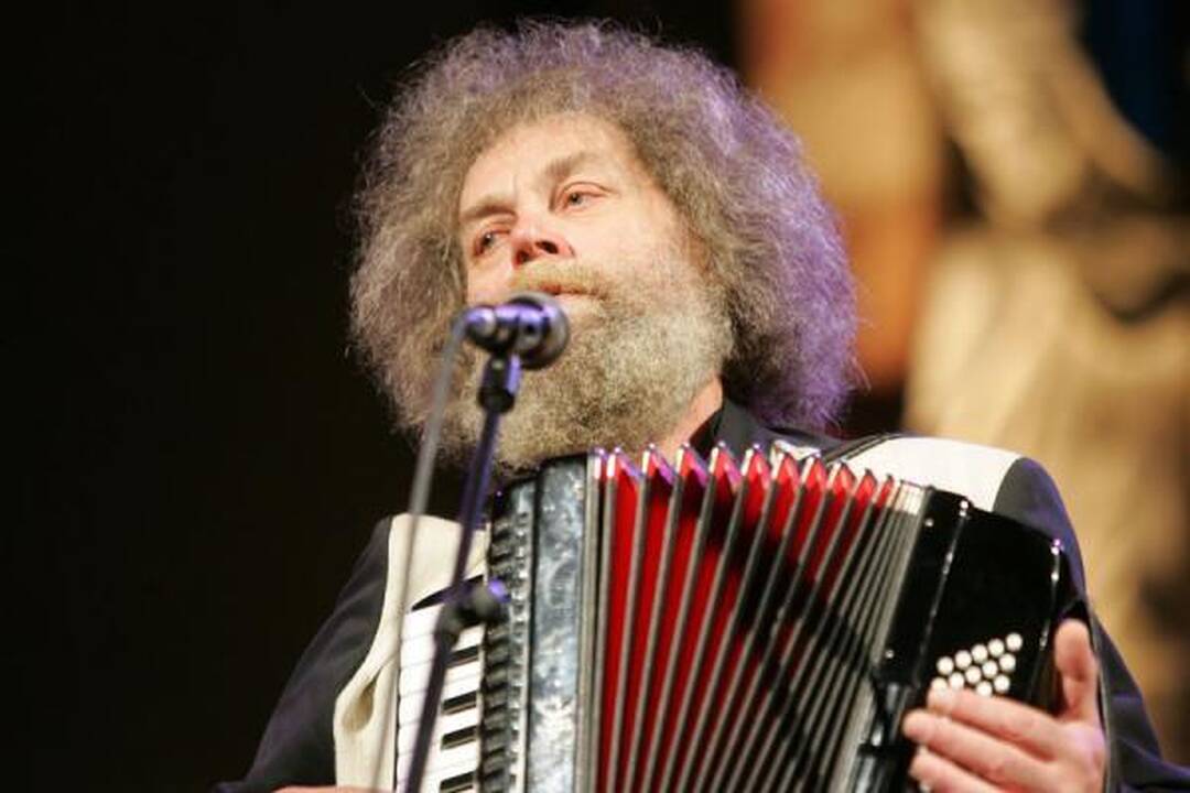 V.Kernagio vardo gitara teko A.Kulikauskui
