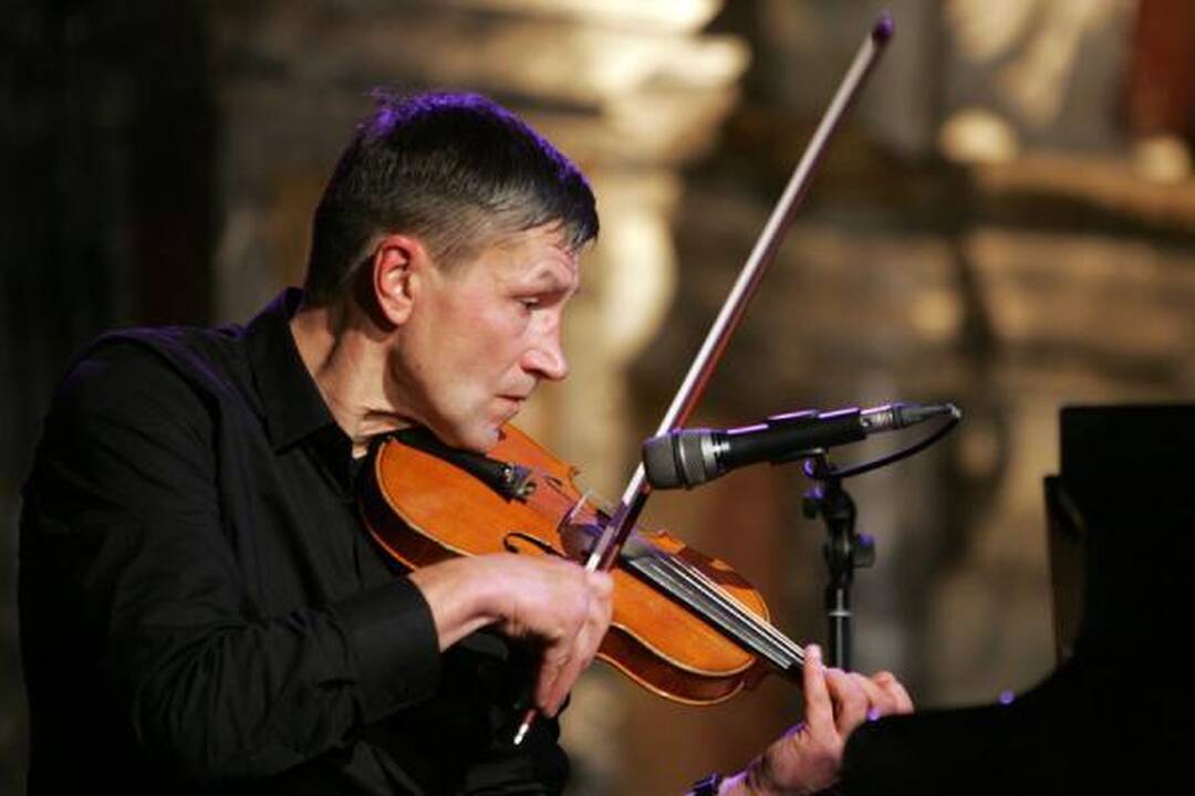 V.Kernagio vardo gitara teko A.Kulikauskui