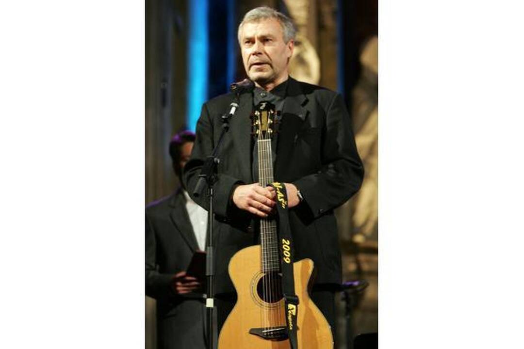 V.Kernagio vardo gitara teko A.Kulikauskui