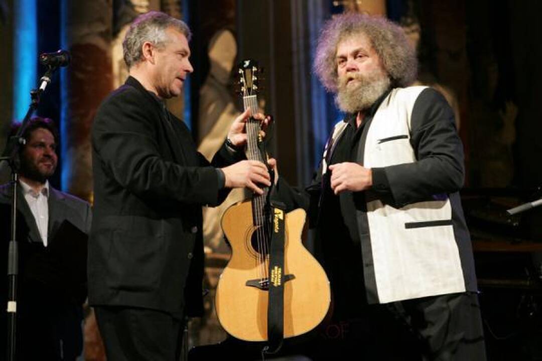 V.Kernagio vardo gitara teko A.Kulikauskui