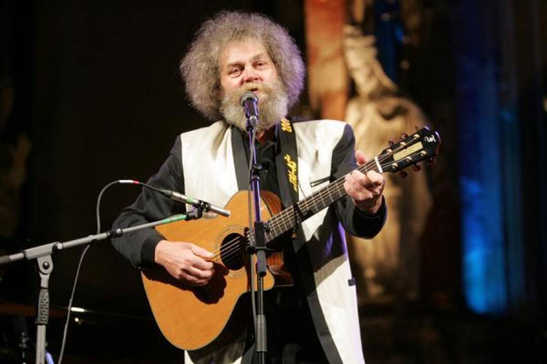 V.Kernagio vardo gitara teko A.Kulikauskui