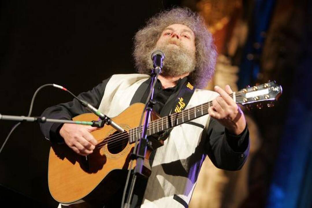 V.Kernagio vardo gitara teko A.Kulikauskui