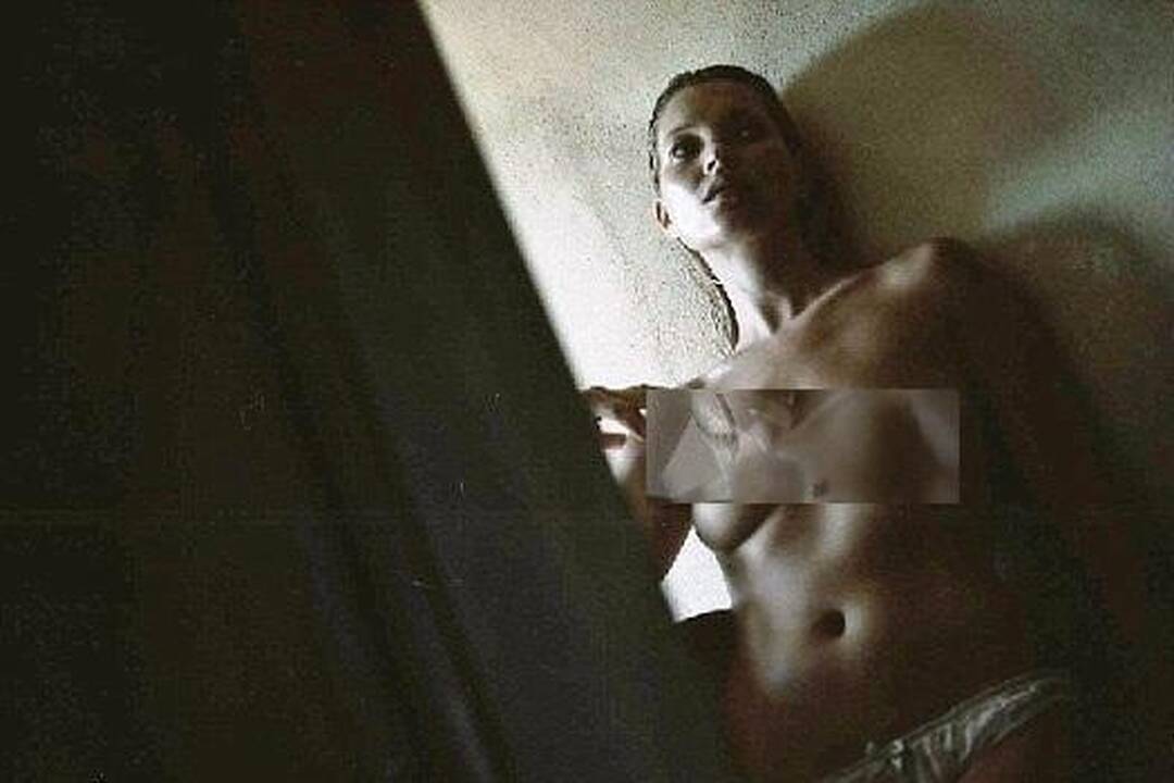 Kate Moss „Pirelli“ kalendoriuje tik su apatinėmis kelnaitėmis (foto)