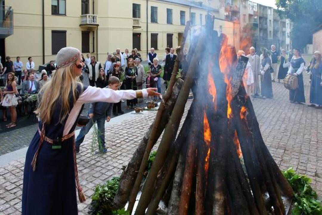 Joninės Kaune - su vainikais ir buteliais
