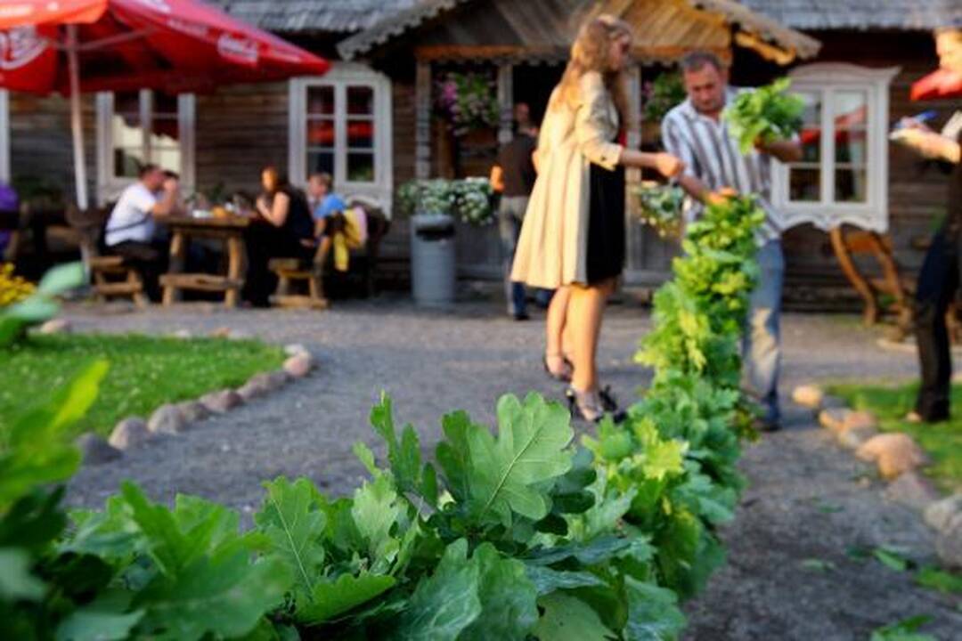 Joninės Kaune - su vainikais ir buteliais