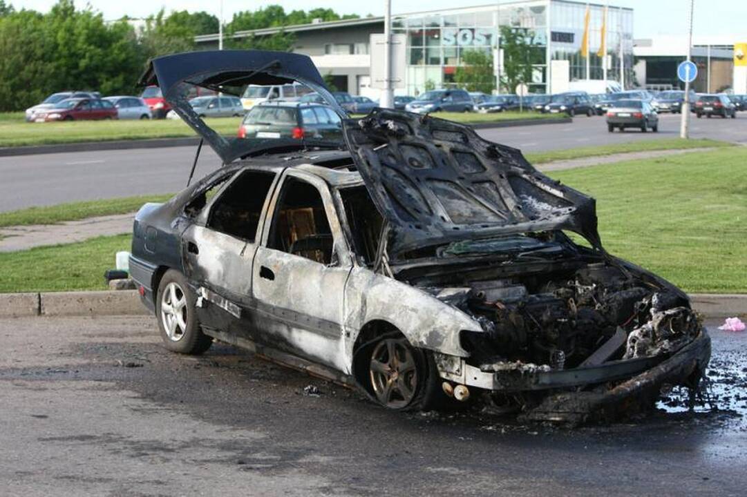 Savanorių pr. degalinėje supleškėjo „Renault Safrane“