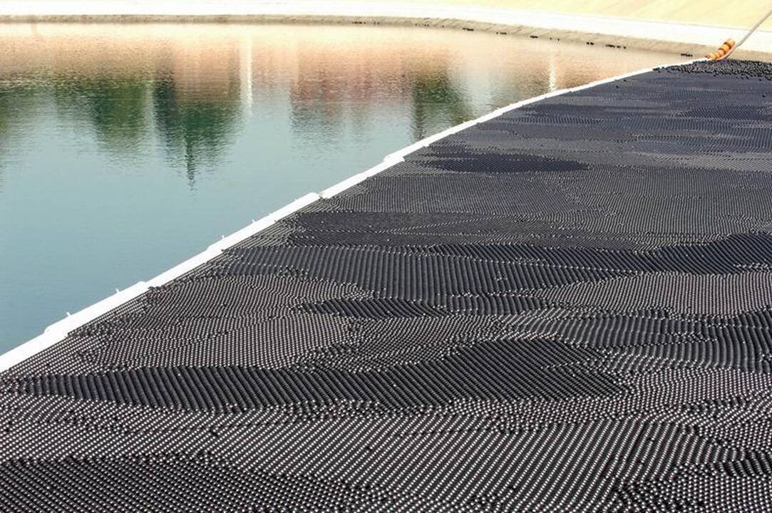 Los Andželo vandens talpyklą užpildė 400 tūkst. juodų kamuoliukų