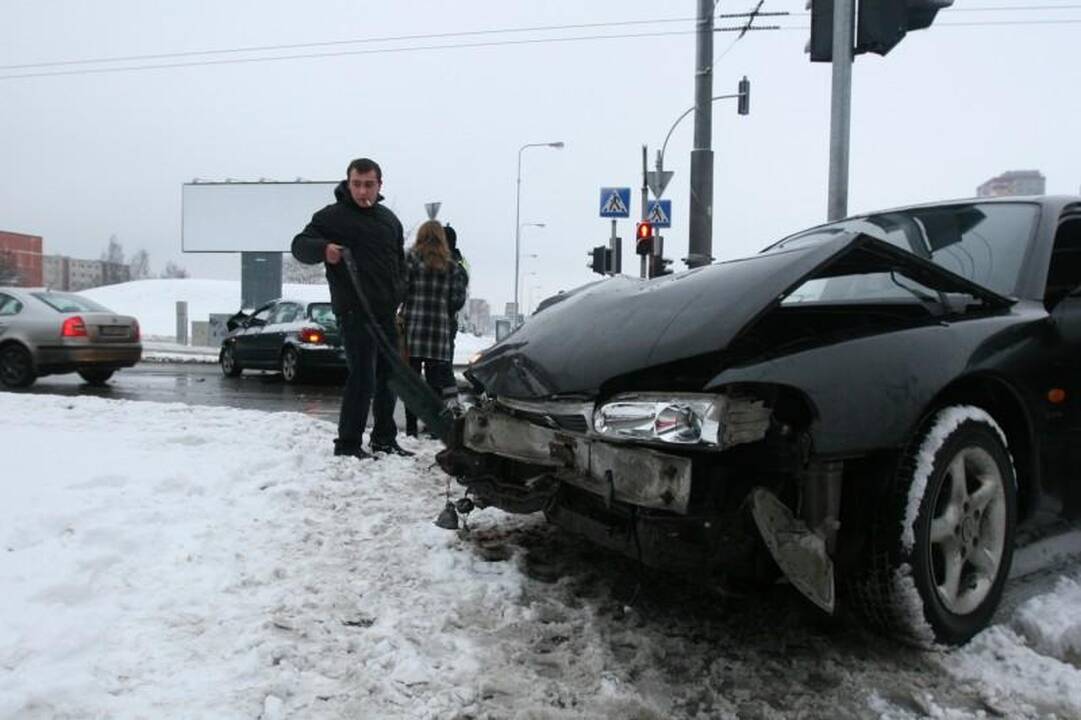 Nepastabumo kaina – trys sudaužyti automobiliai