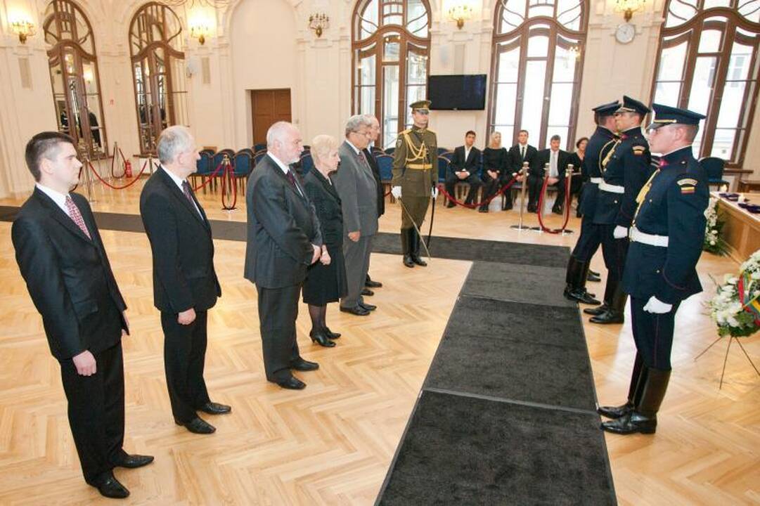 Su B.Lubiu atsisveikina politikai ir visuomenės veikėjai