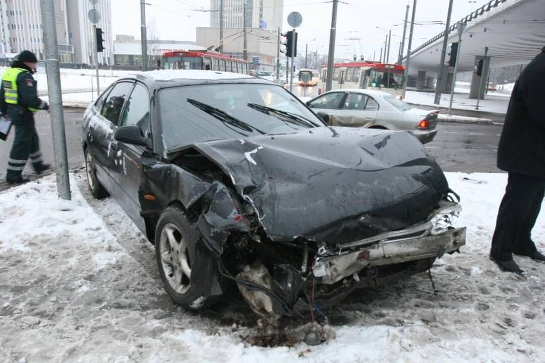 Nepastabumo kaina – trys sudaužyti automobiliai