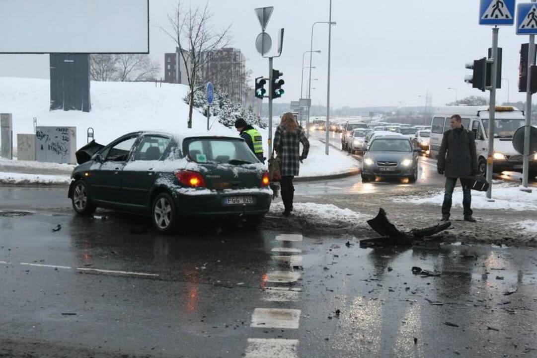Nepastabumo kaina – trys sudaužyti automobiliai