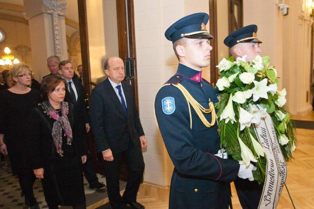 Su B.Lubiu atsisveikina politikai ir visuomenės veikėjai