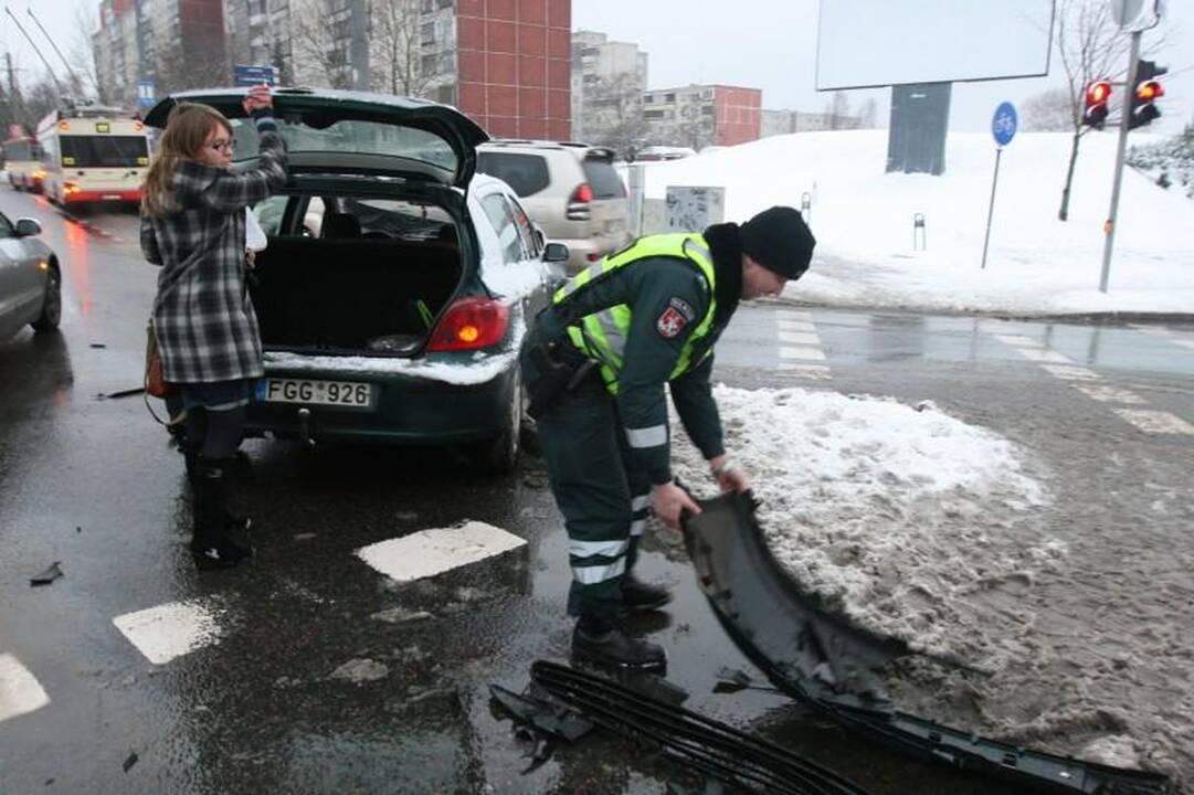 Nepastabumo kaina – trys sudaužyti automobiliai