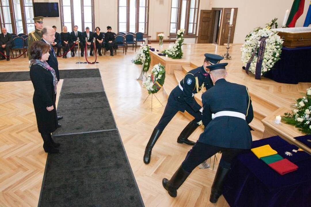 Su B.Lubiu atsisveikina politikai ir visuomenės veikėjai