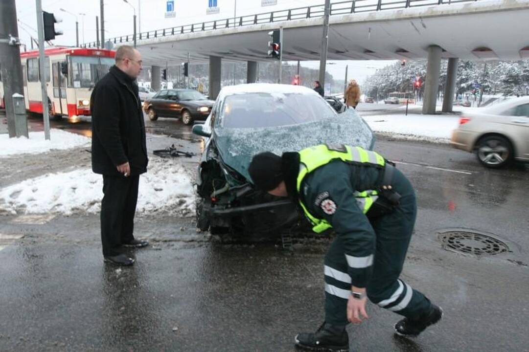 Nepastabumo kaina – trys sudaužyti automobiliai