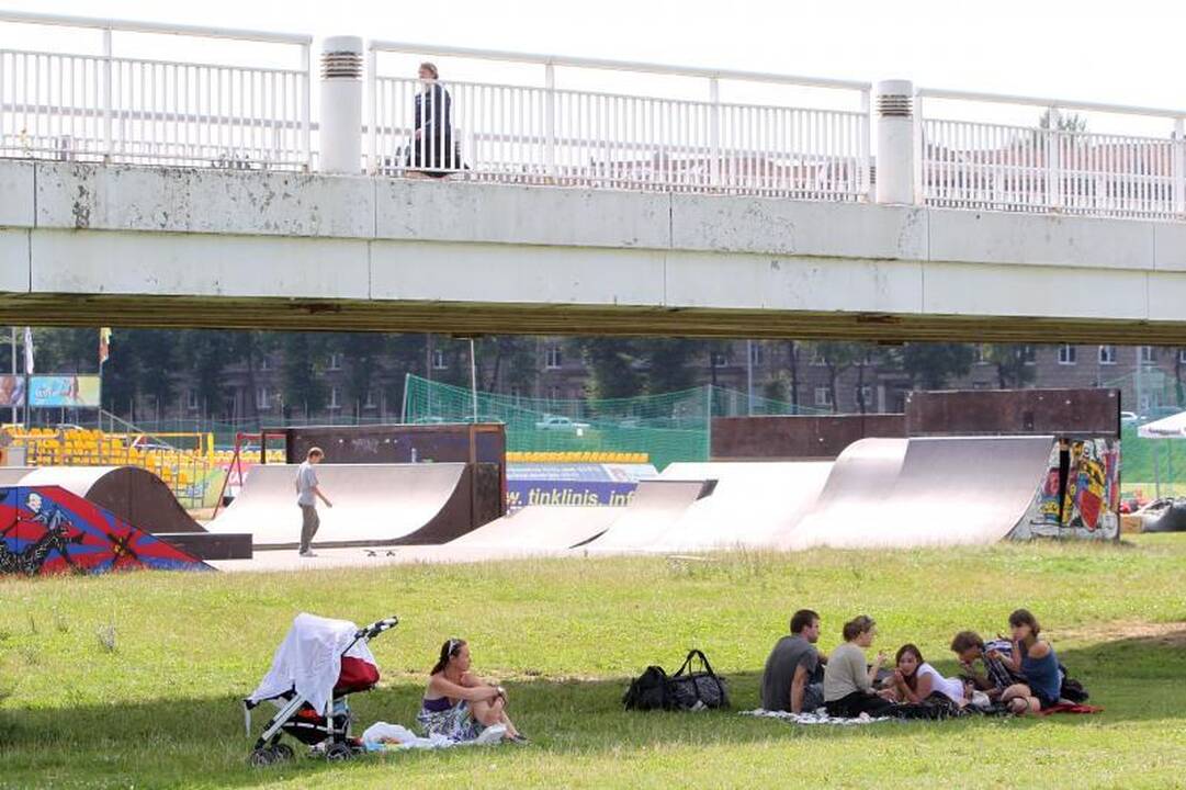 Vilniečiai prie Baltojo tilto susirinko bendrų pietų