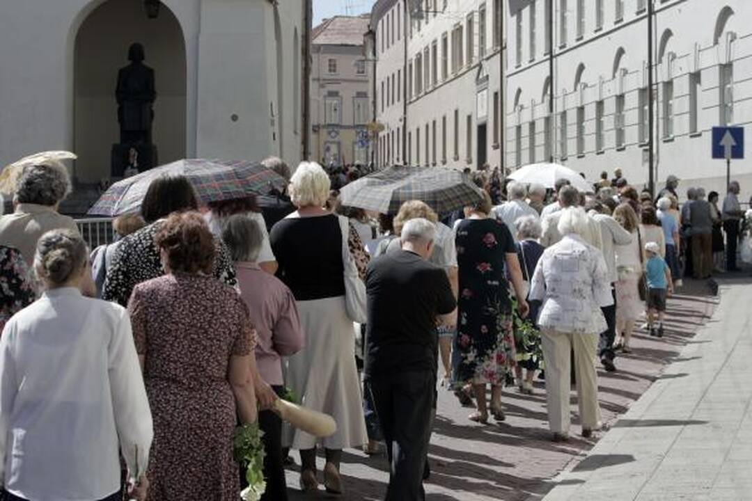 Atsisveikinti su prezidentu A.M.Brazausku plūsta šimtai žmonių 