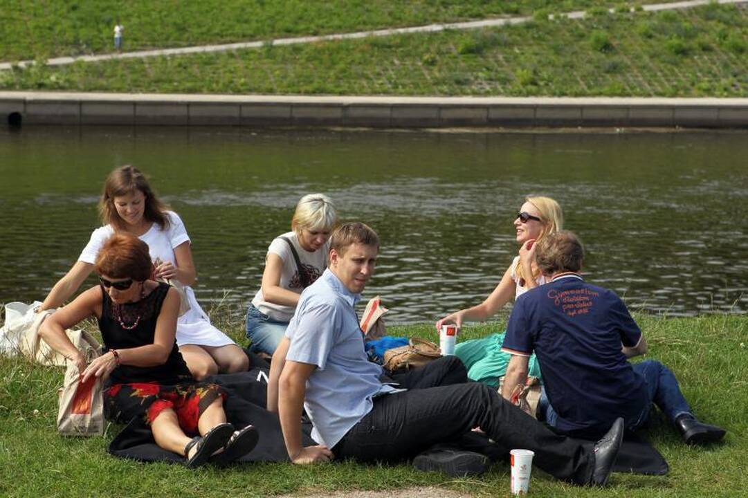 Vilniečiai prie Baltojo tilto susirinko bendrų pietų