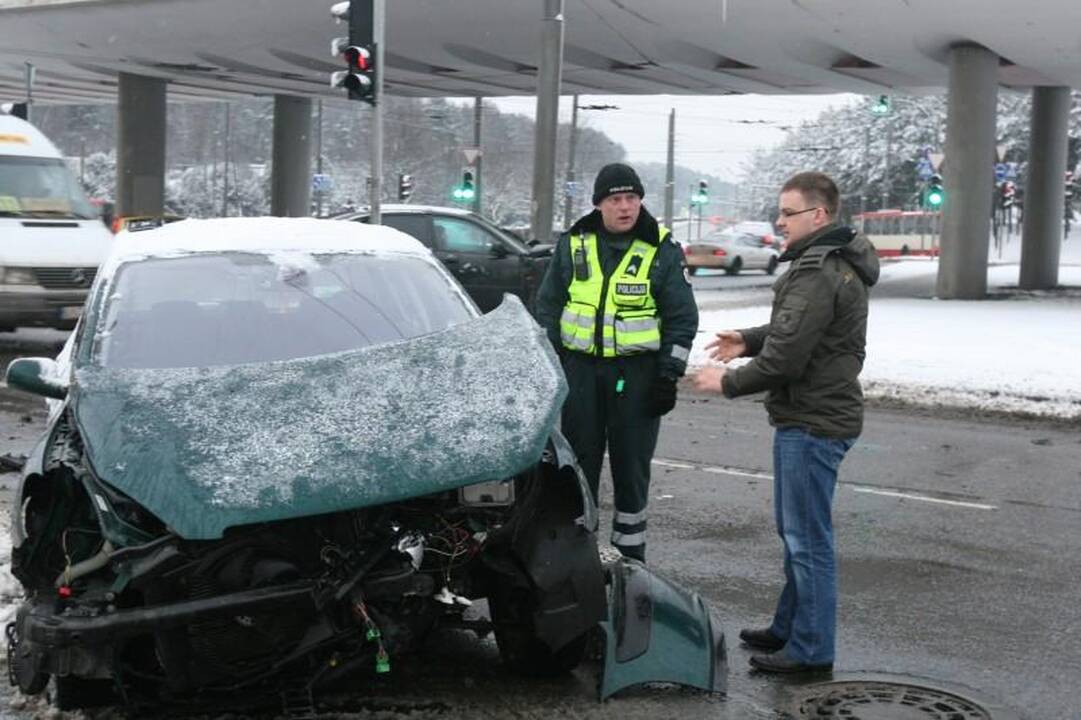 Nepastabumo kaina – trys sudaužyti automobiliai