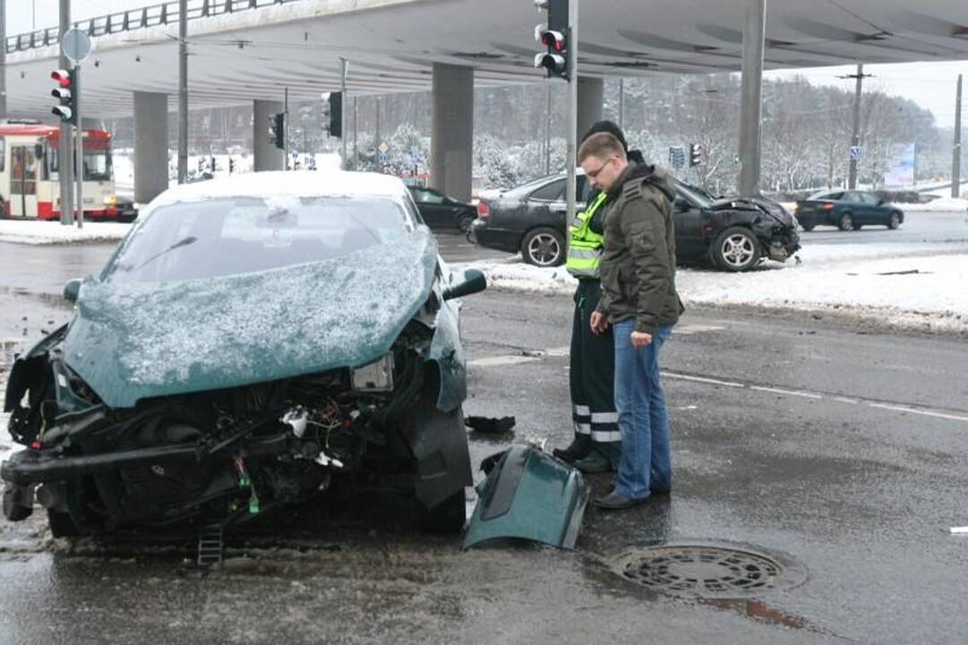 Nepastabumo kaina – trys sudaužyti automobiliai