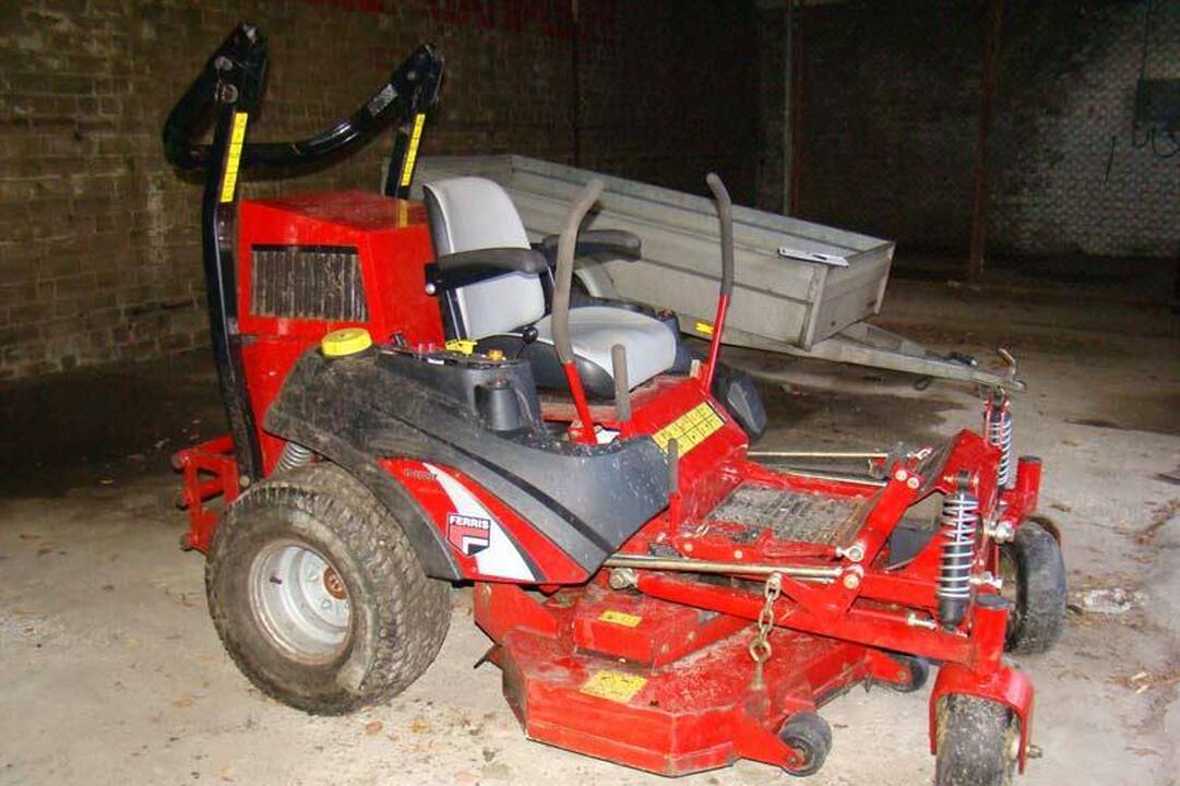 Skuodo rajone išgriovus seniūnijos pastato sieną pavogtos žoliapjovės