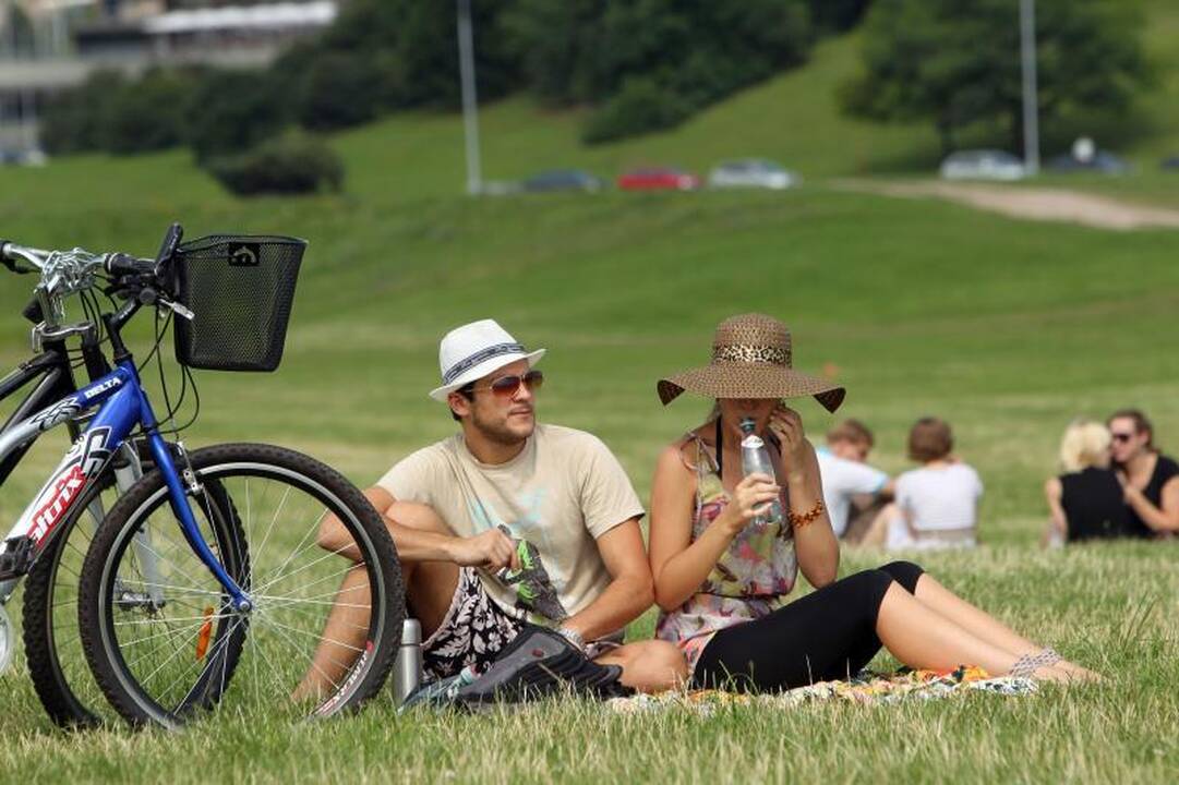 Vilniečiai prie Baltojo tilto susirinko bendrų pietų