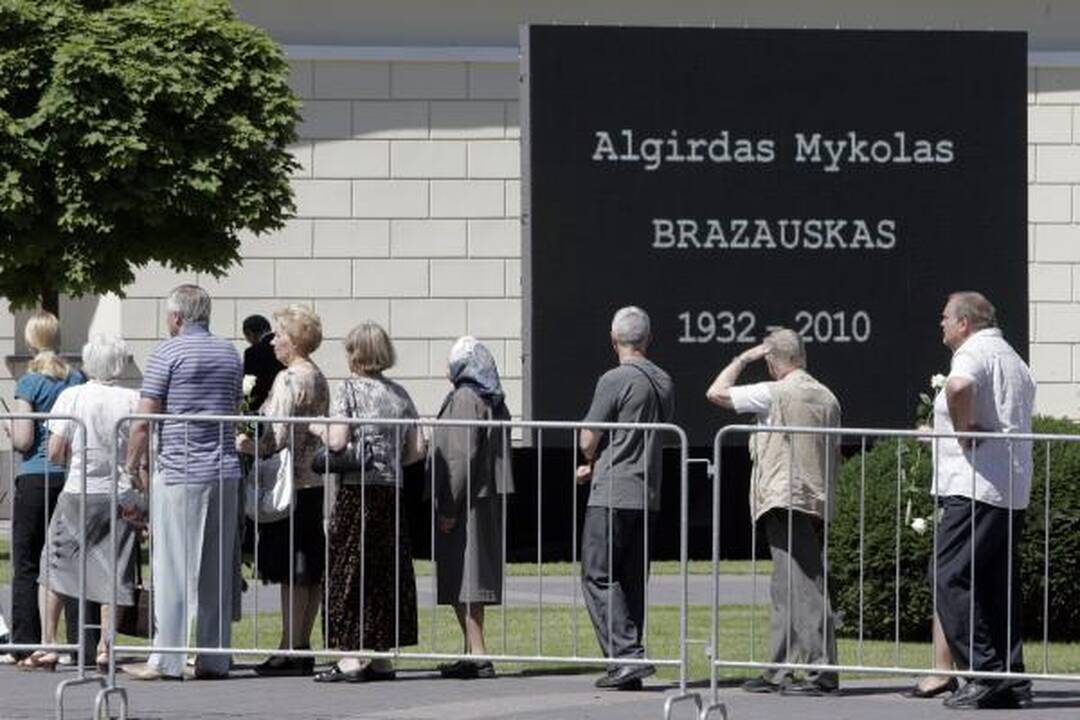 Atsisveikinti su prezidentu A.M.Brazausku plūsta šimtai žmonių 