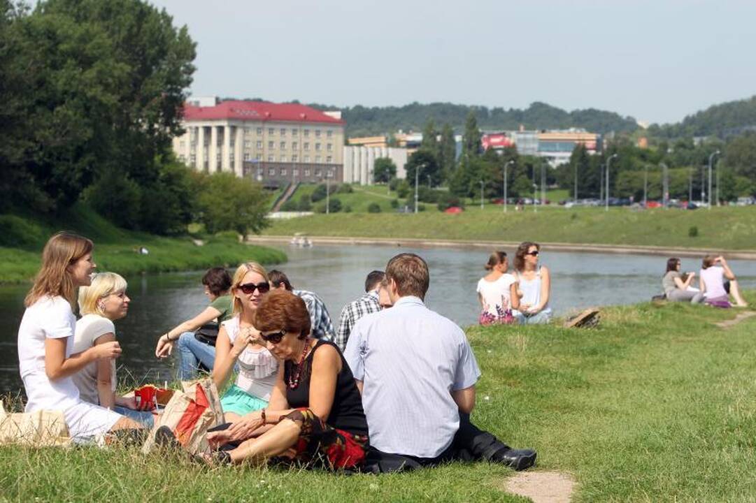 Vilniečiai prie Baltojo tilto susirinko bendrų pietų