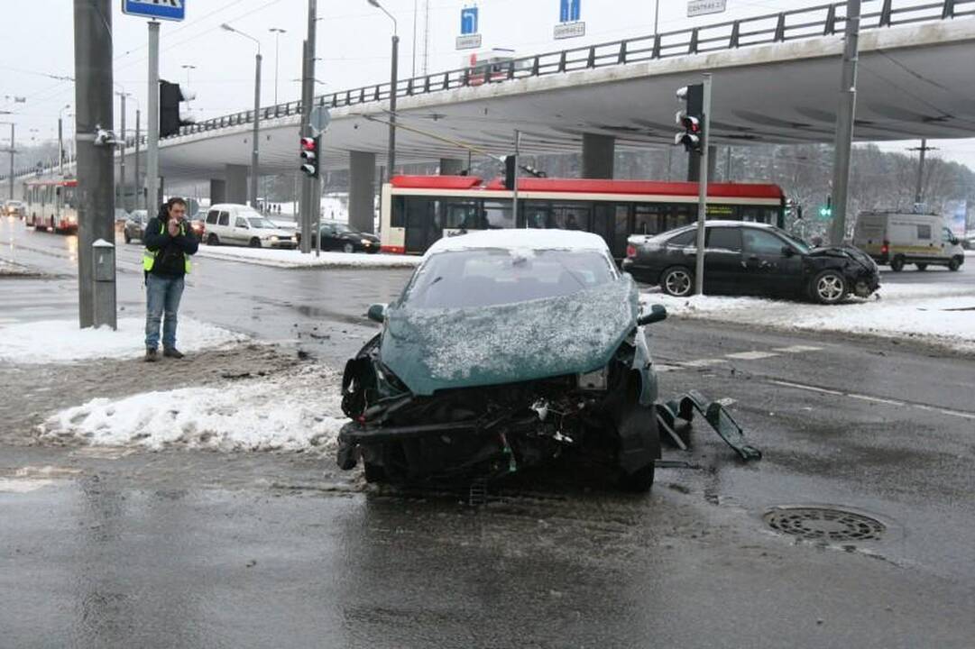 Nepastabumo kaina – trys sudaužyti automobiliai