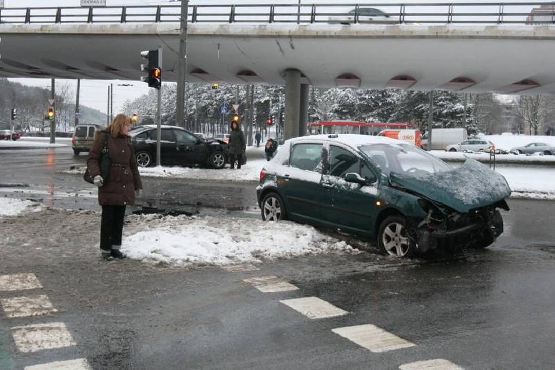 Nepastabumo kaina – trys sudaužyti automobiliai