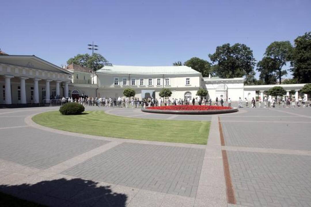 Atsisveikinti su prezidentu A.M.Brazausku plūsta šimtai žmonių 