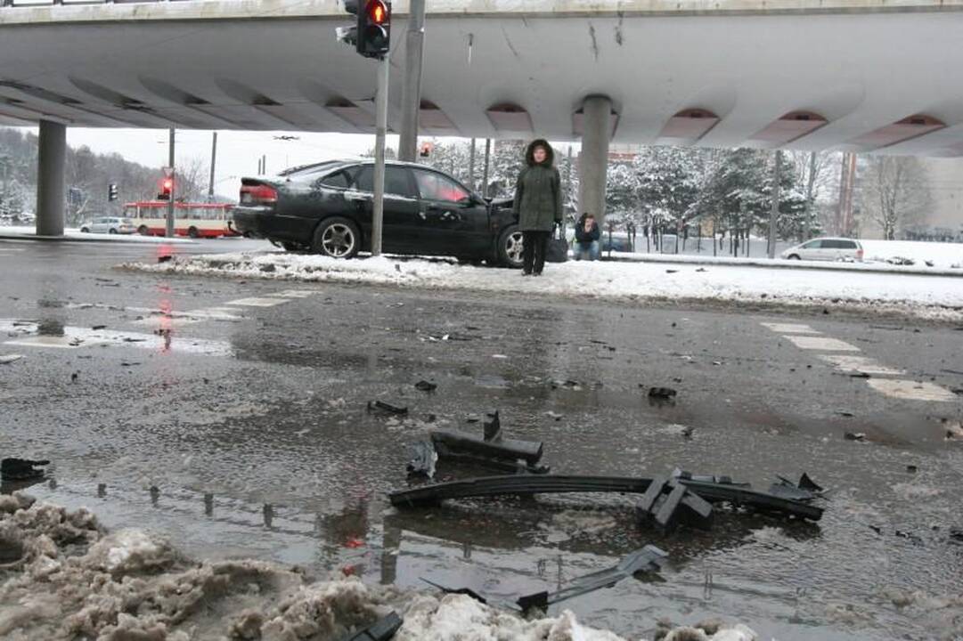 Nepastabumo kaina – trys sudaužyti automobiliai