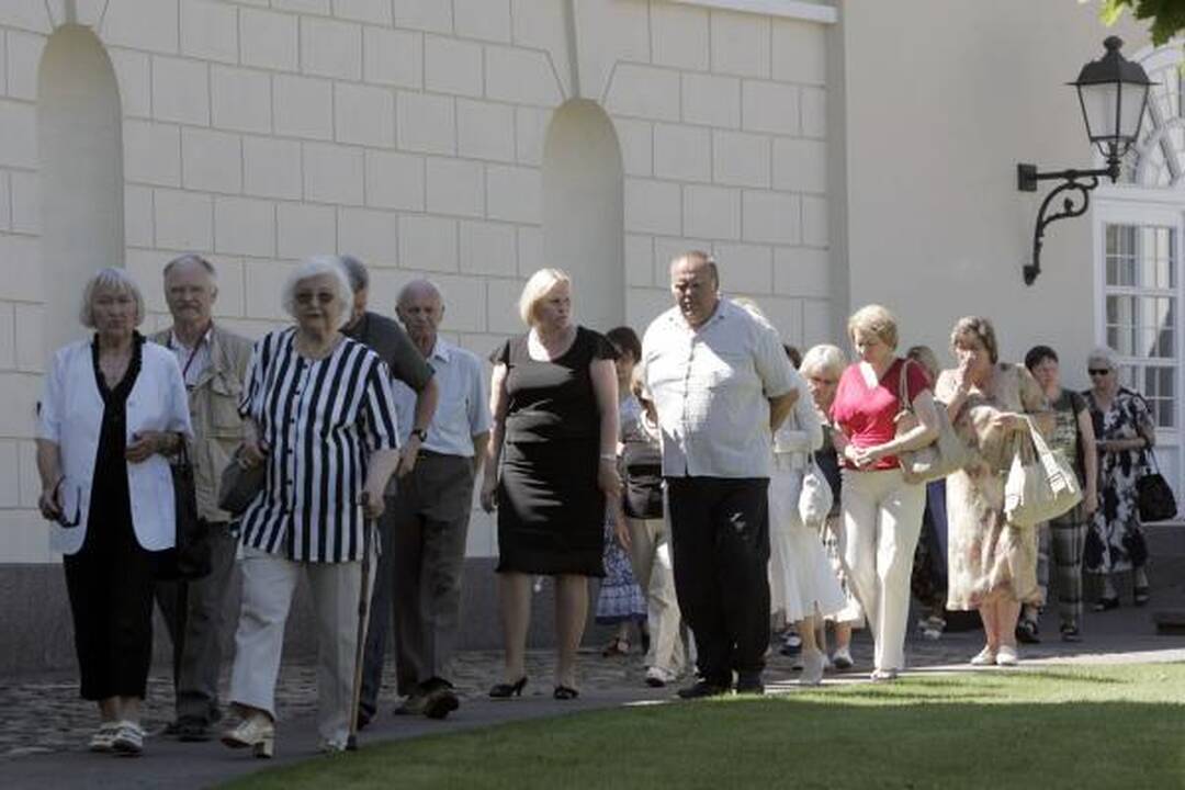 Atsisveikinti su prezidentu A.M.Brazausku plūsta šimtai žmonių 