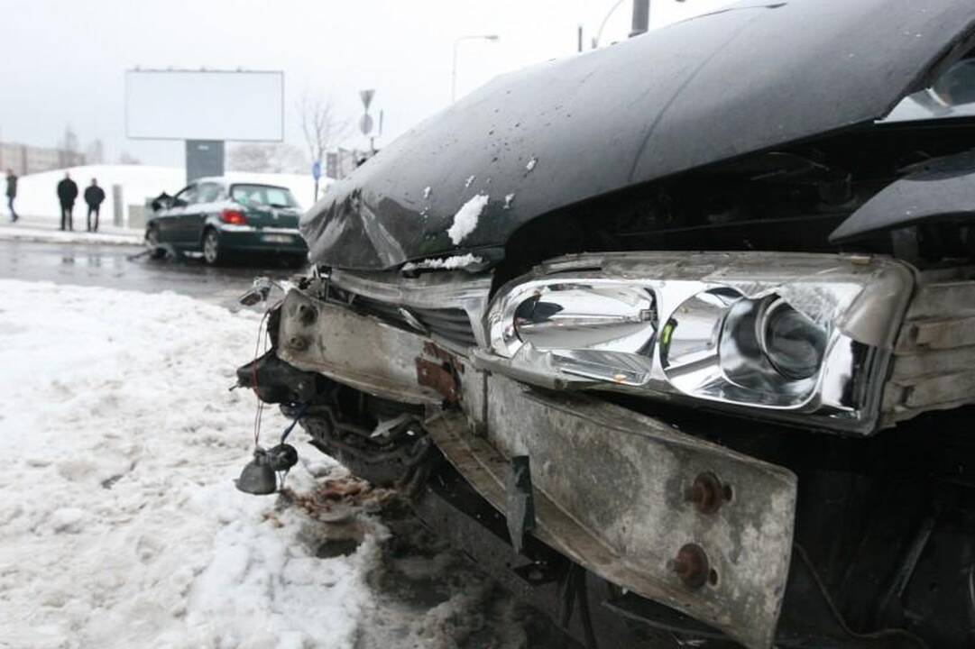 Nepastabumo kaina – trys sudaužyti automobiliai